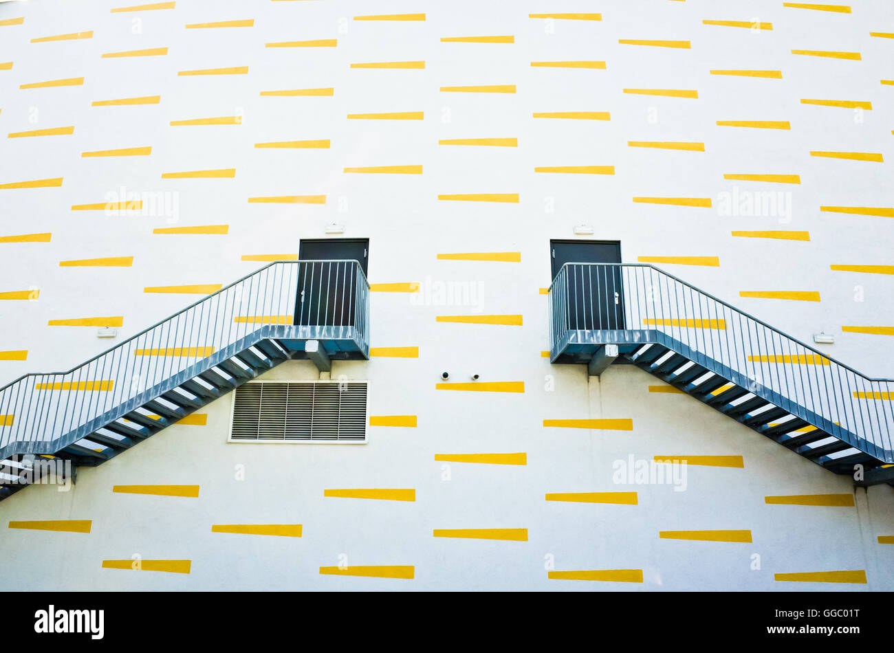 Le scale di un edificio industriale tra loro affacciate Foto Stock
