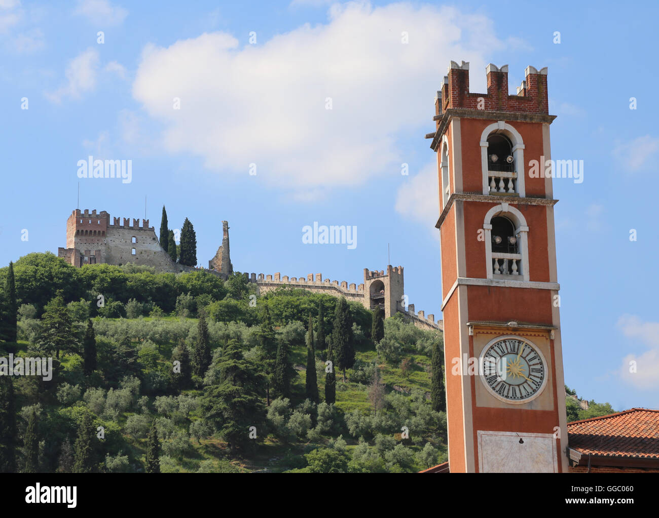 Antica torre di piazza e la parete del castello di marostica città in Italia Foto Stock