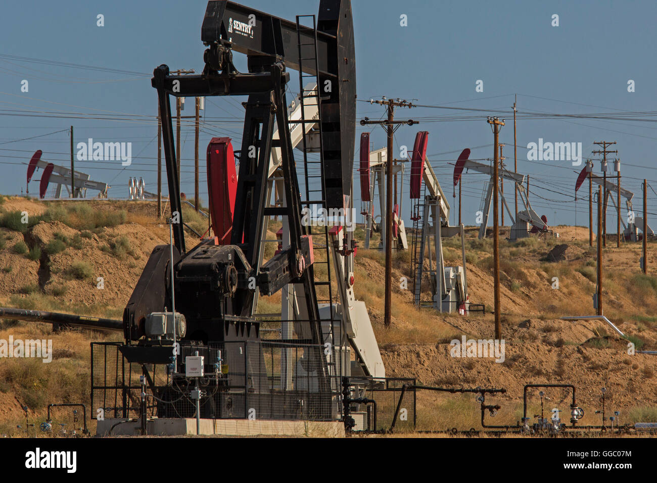 Bakersfield, California - i pozzi petroliferi nel grande fiume Kern Campo dell'olio. Foto Stock