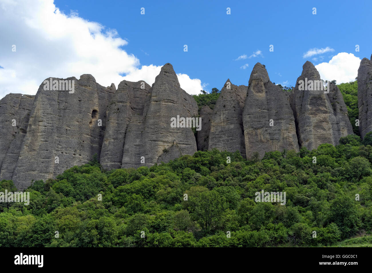 Formazione geologica nota come i penitenti di Mees nel villaggio Les Mees, Alpes de Haute Provence, Francia Foto Stock