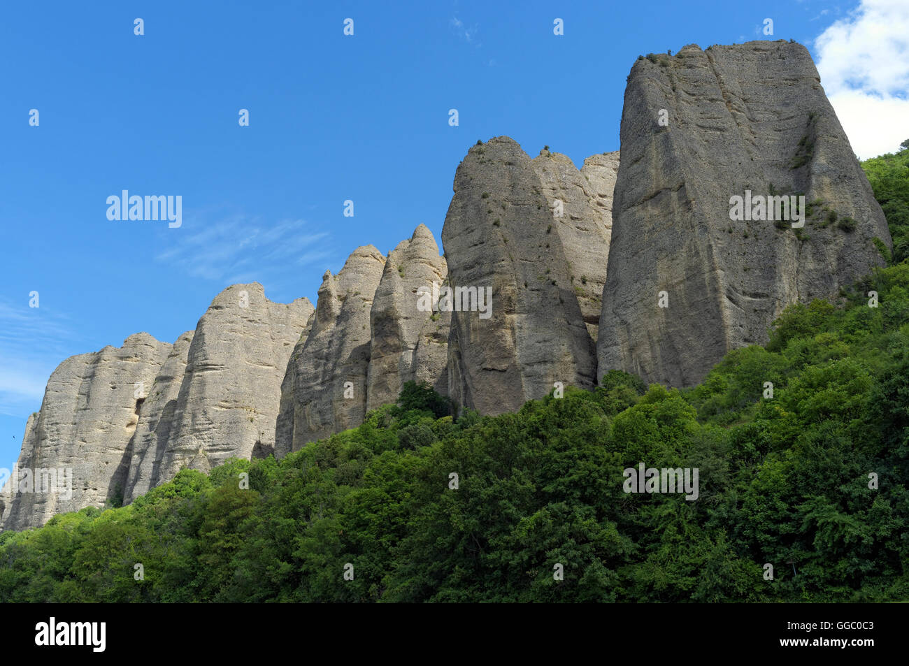 Formazione geologica nota come i penitenti di Mees nel villaggio Les Mees, Alpes de Haute Provence, Francia Foto Stock