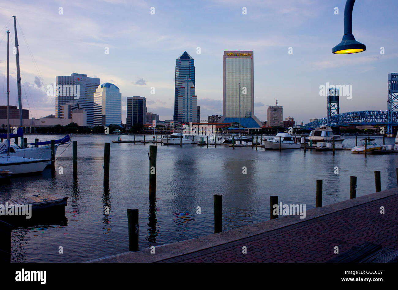 Jacksonville, Florida skyline come si vede dalla barca ormeggiata in prima serata. Foto Stock