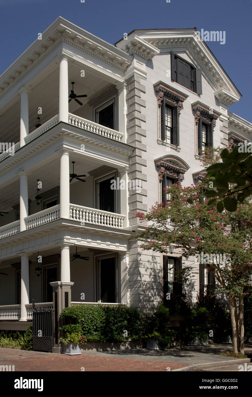 A tre piani in stile georgiano home su King Street a Charleston, Carolina del Sud. Foto Stock