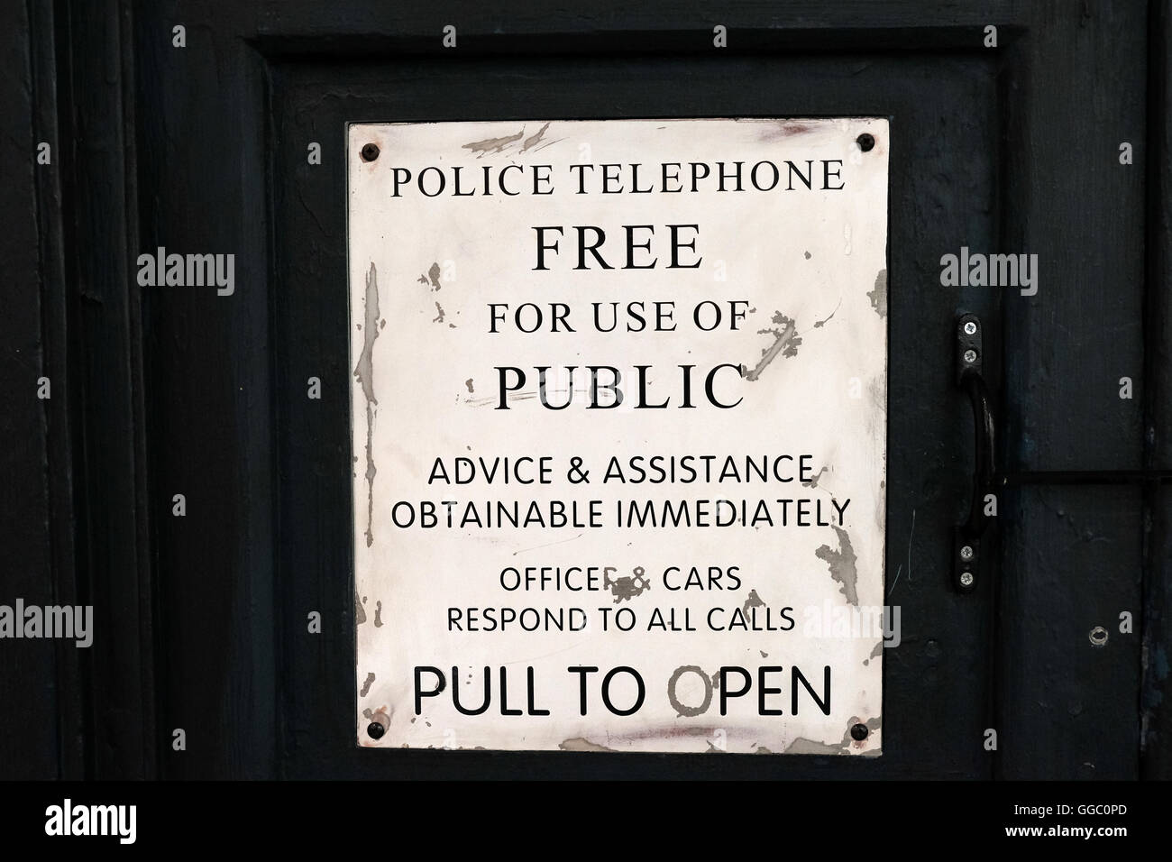 Un vecchio polizia telefono pubblico avviso casella Foto Stock