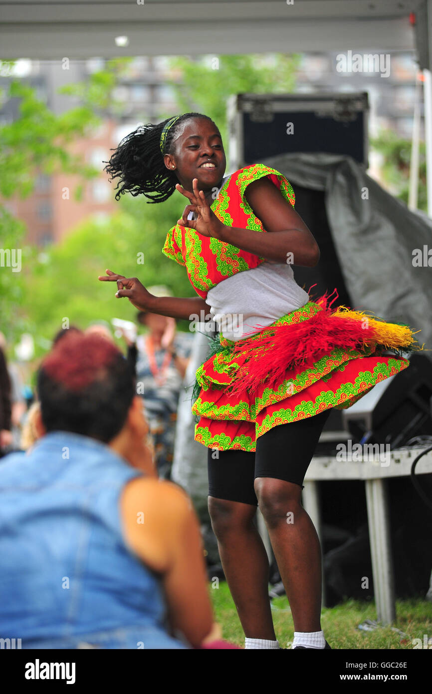 Una ragazza ugandese danze davanti a una folla a un festival internazionale tenutosi nella città canadese di London, Ontario. Foto Stock