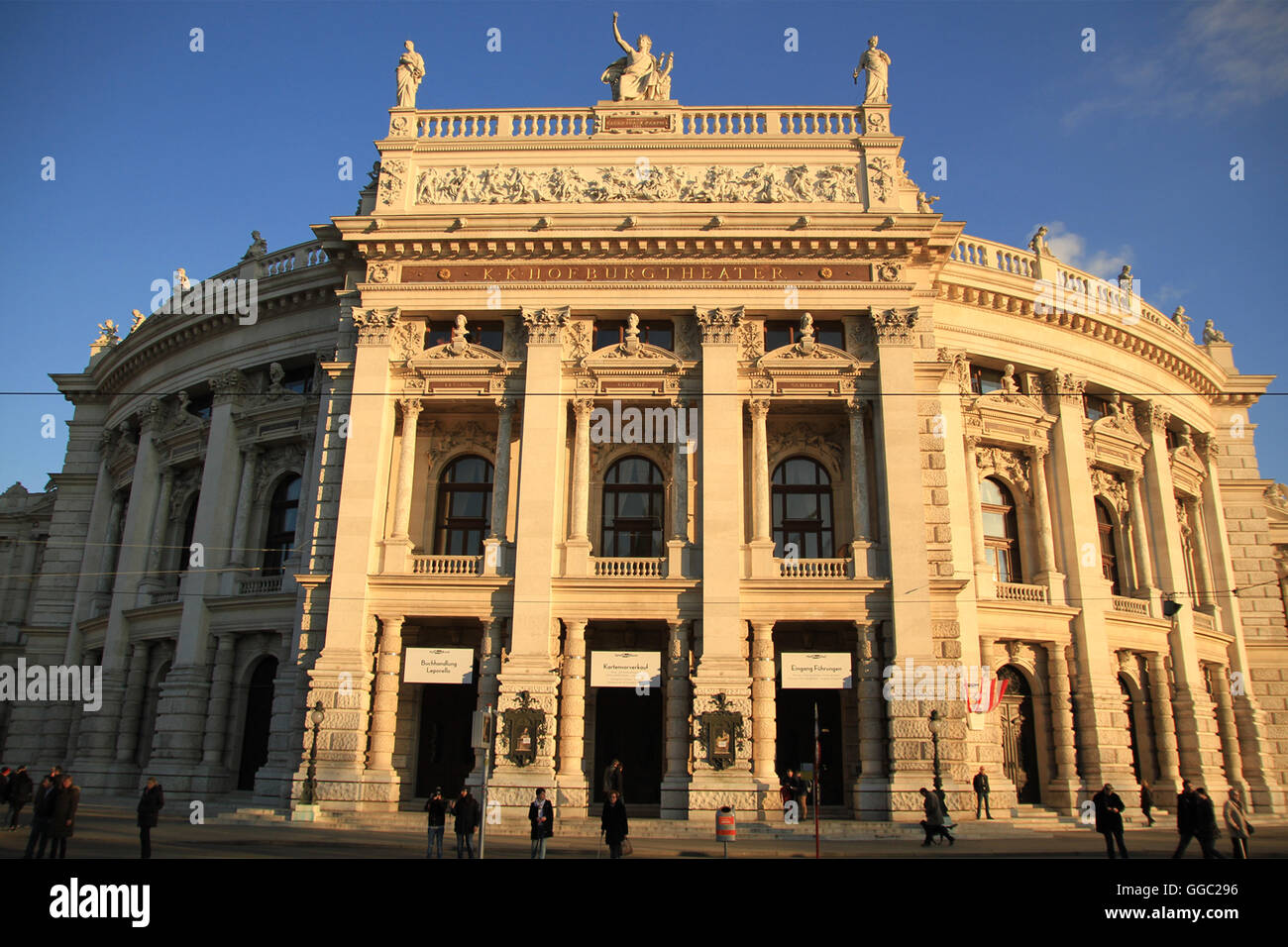 Il Burgtheater (en: (Imperiale) Teatro di Corte), originariamente noto come K.K. Theater an der Burg, poi fino al 1918 come K.K. Hofburgtheater, è l'austriaco il Teatro Nazionale di Vienna e uno dei più importanti di lingua tedesca teatri del mondo. Il Burgtheater è stato creato in 1741 ed è diventato noto come 'die Burg' dalla popolazione viennese; la sua compagnia di teatro di più o meno membri regolari ha creato uno stile tradizionale e tipico del parlato del Burgtheater spettacoli. Foto Stock