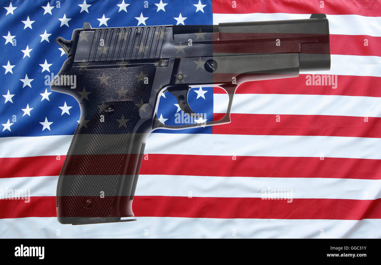 Pistola nella parte anteriore della bandiera americana Foto Stock