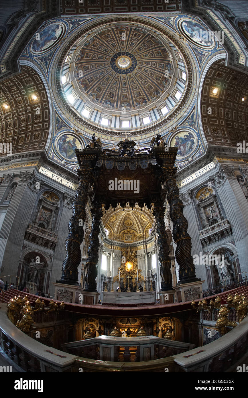 La Basilica di San Pietro, Roma, catturato con lente fish-eye dall'interno. In grado di vedere la complessità della cupola e del soffitto in visualizzazione ampia Foto Stock