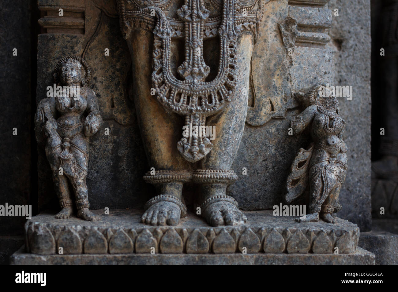 In rovina la scultura in pietra delle donne. Visto a Belur chennakeshava tempio Foto Stock