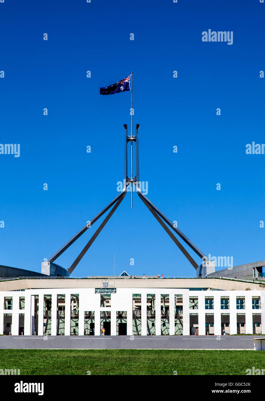 Bandiera gigante sul tetto della Casa del Parlamento a Canberra, della capitale nazionale dell'Australia Foto Stock