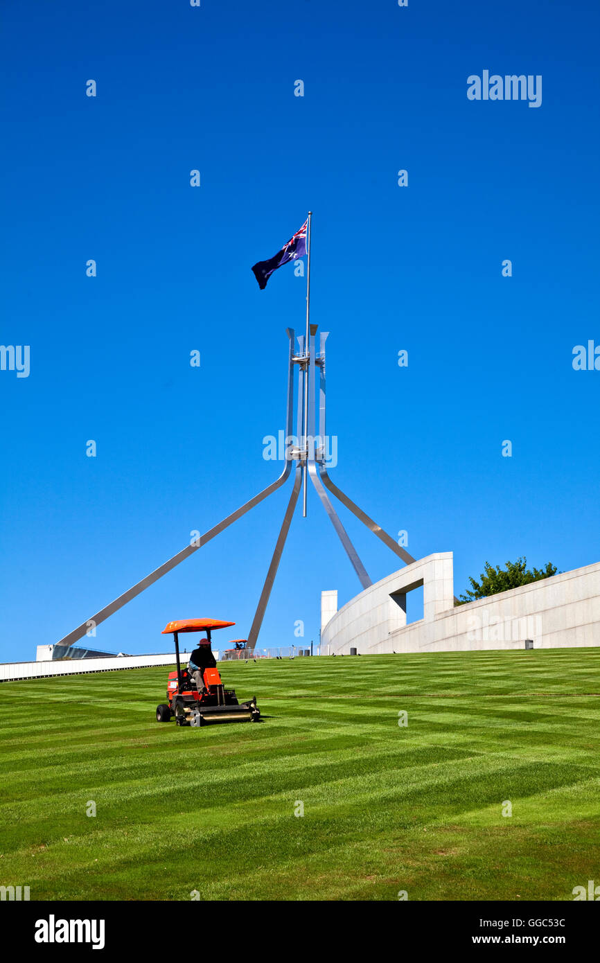 La falciatura dell'erba sul tetto della Casa del Parlamento a Canberra, la nazionale australiana di capitale Foto Stock