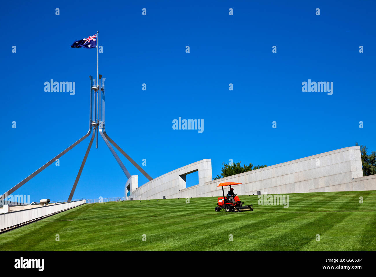 La falciatura dell'erba sul tetto della Casa del Parlamento a Canberra, della capitale nazionale dell'Australia Foto Stock