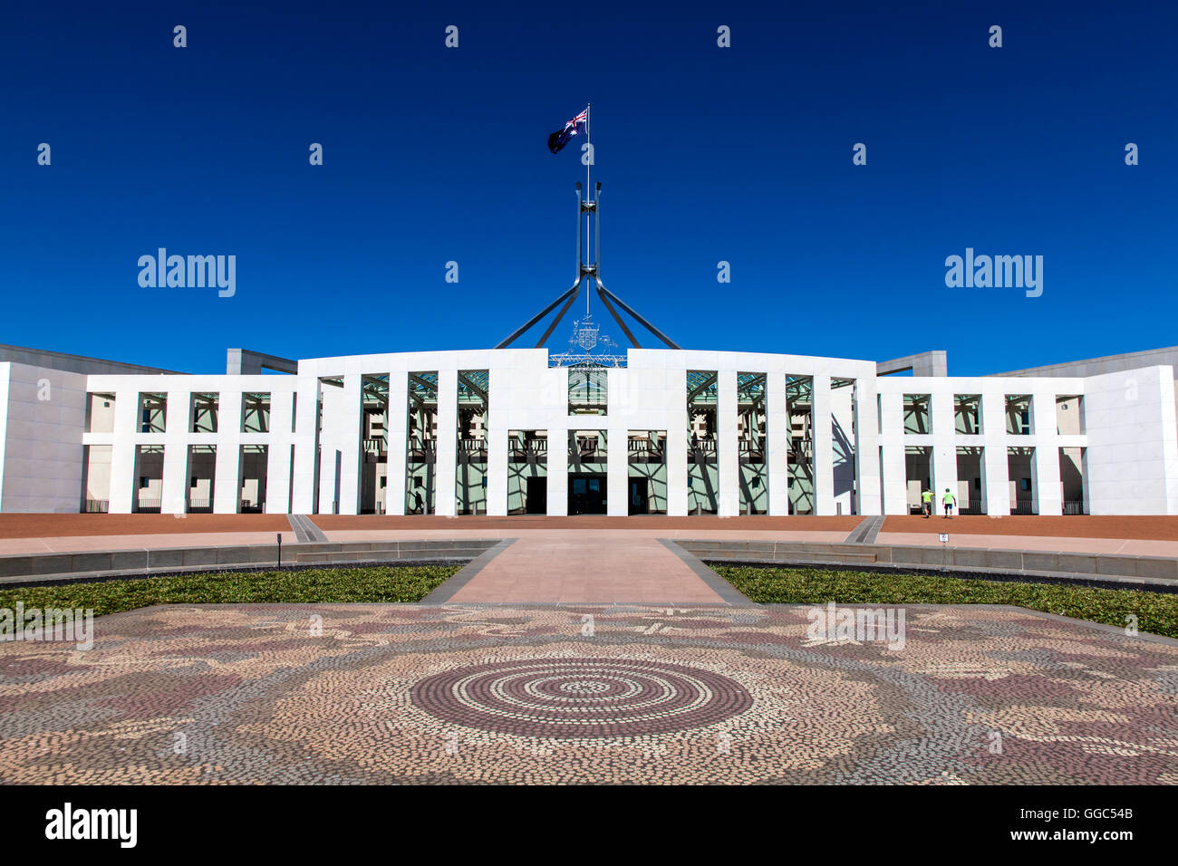 La Casa del Parlamento a Canberra, della capitale nazionale dell'Australia, con battenti bandiera Foto Stock