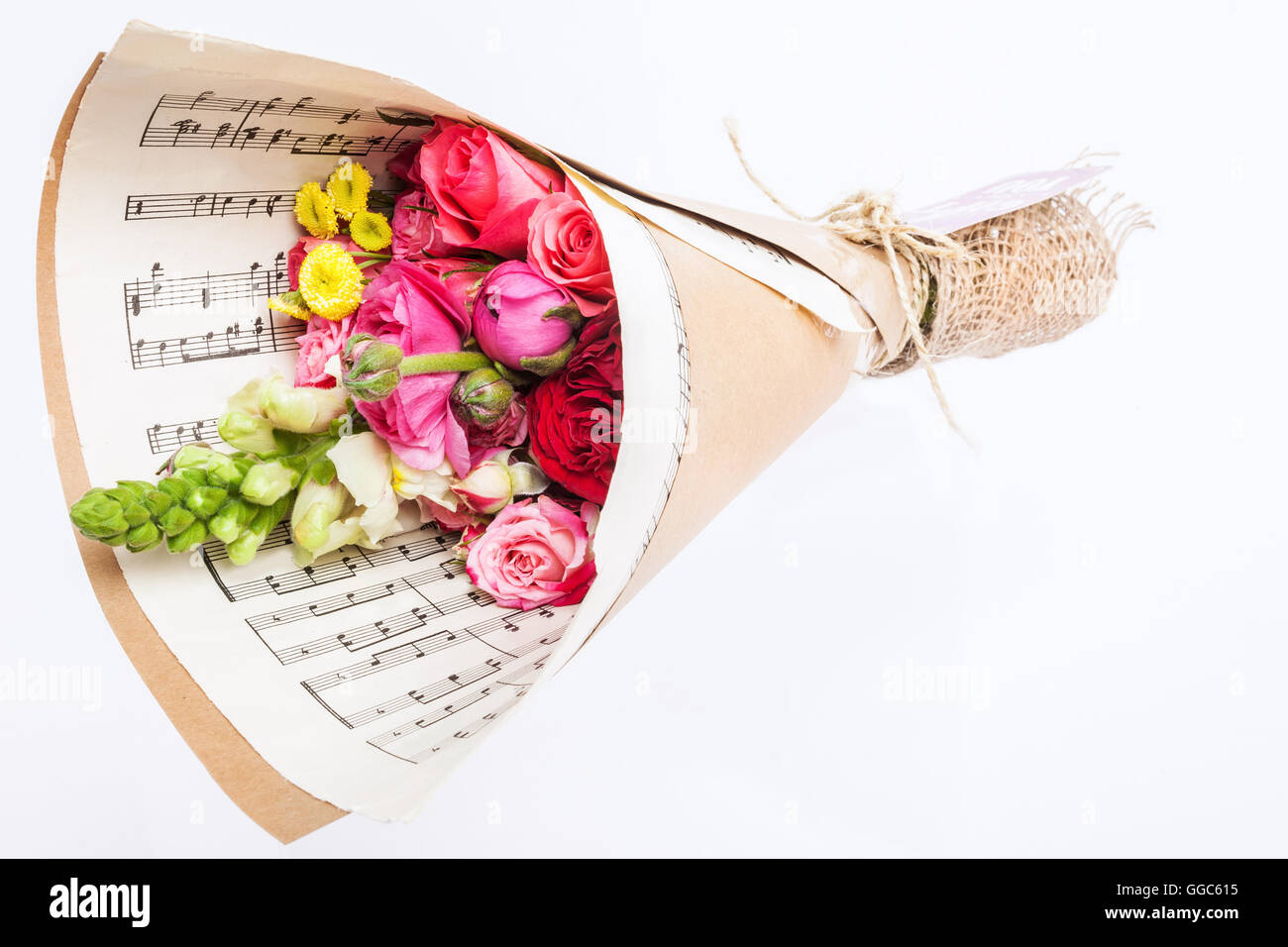 Dono bouquet floreali avvolto in marrone e carta da musica Foto Stock