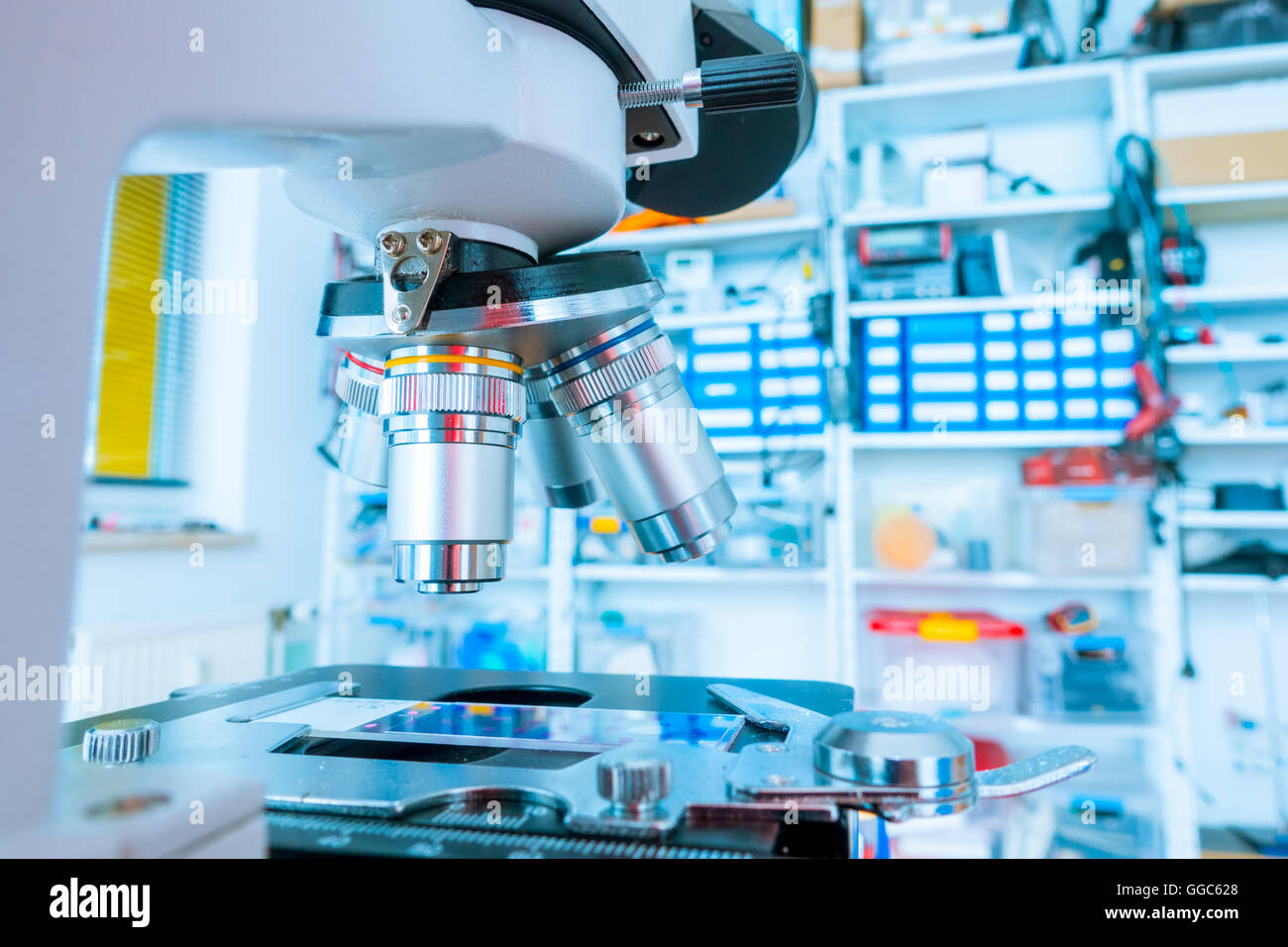 Microscopio di laboratorio. Ricerca scientifica dello sfondo. Foto Stock