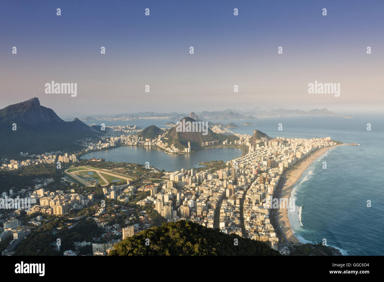 Geografia / viaggi, Brasile, Rio de Janeiro, vista dal vertice dei due fratelli di Ipanema e Copacabana, il Pan di Zucchero e il Corcovado, sito Patrimonio Mondiale dell'UNESCO Rio de Janeiro: paesaggi Carioca tra la montagna e il mare, Additional-Rights-Clearance-Info-Not-Available Foto Stock