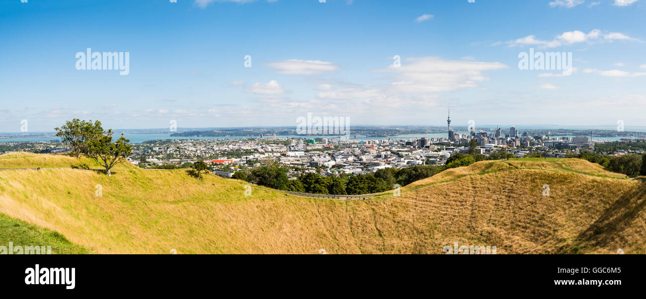 Lo skyline di Auckland dal monte Eden Foto Stock