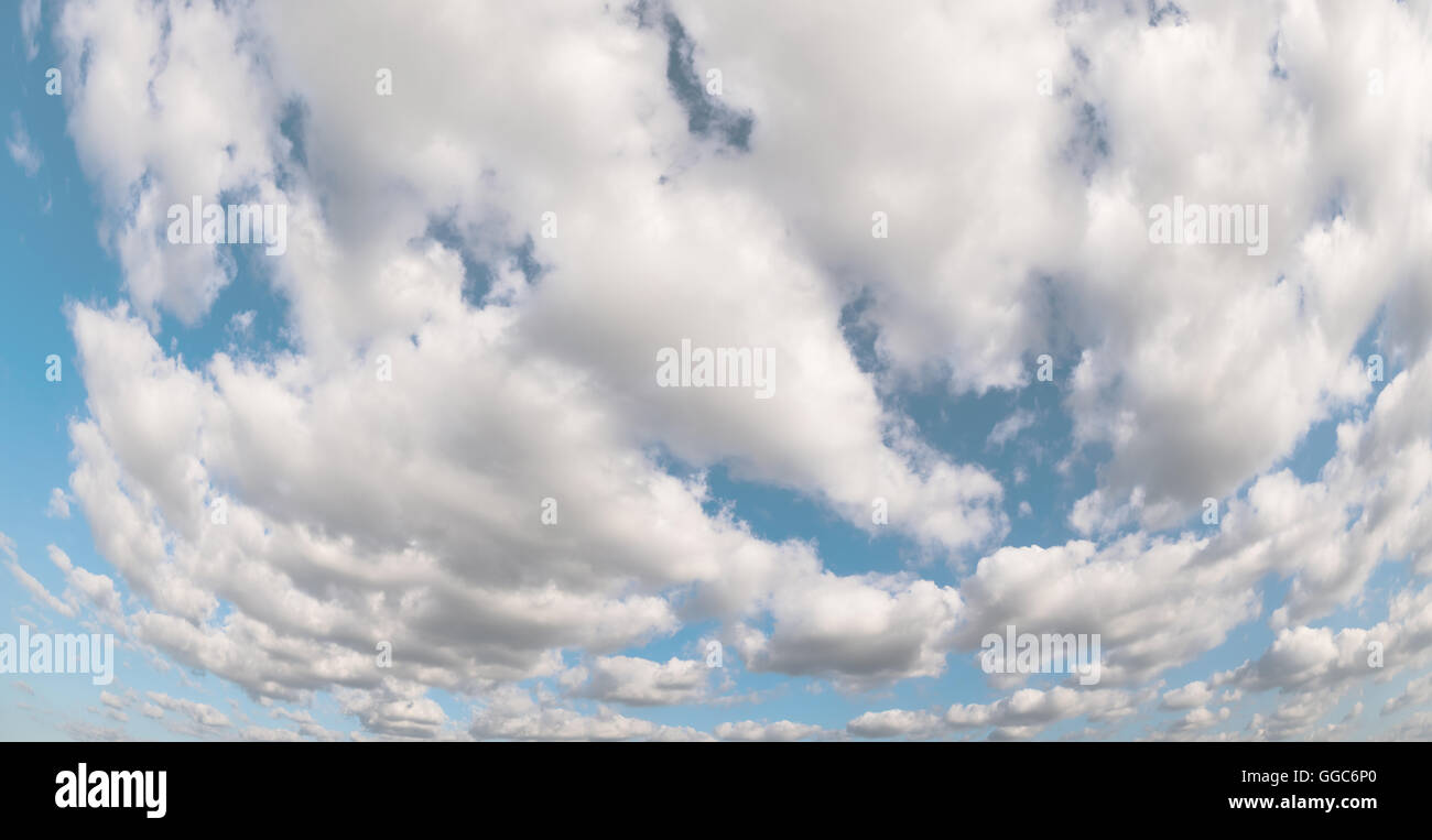 Il cielo blu con nuvole bianche panorama Foto Stock