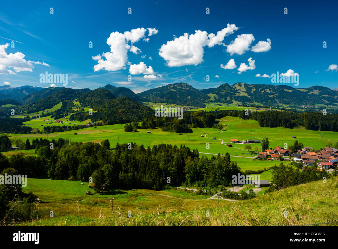 Geografia / viaggi, in Germania, in Baviera, rubi vicino a Oberstdorf, dietro di esso il Hoerner gruppo montuoso, Iller Valley, Allgaeu, Freedom-Of-Panorama Foto Stock