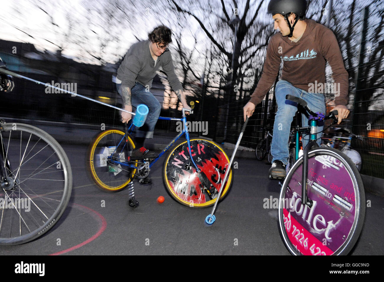 Bike polo a Newington parco sulla strada Harper, appena fuori da Newington Causeway nei pressi di Elephant e Castle. Il 1 aprile 2009. Foto Stock