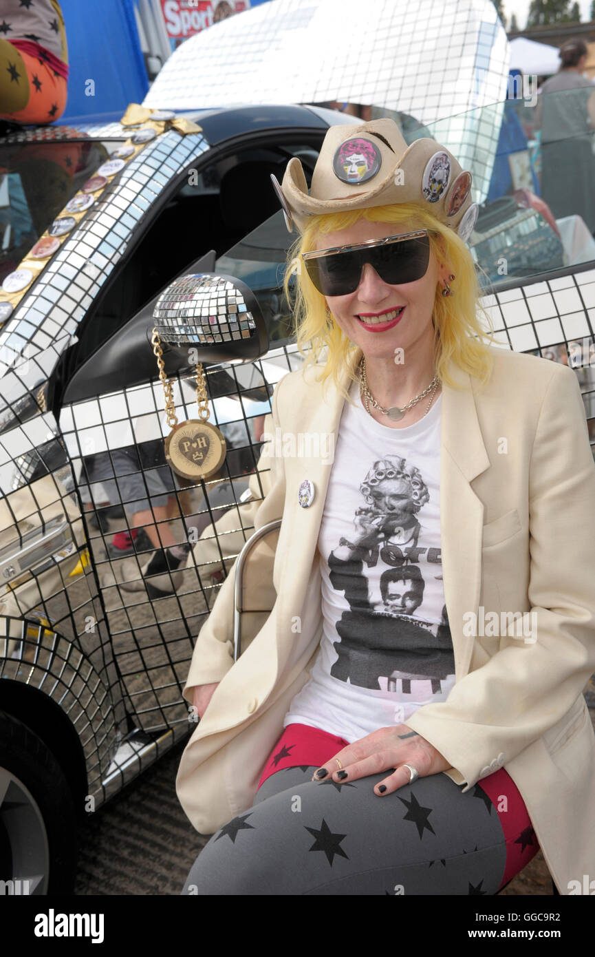 Pam Hogg @ Vauxhall ARTE AUTO BOOT FAIR 2009 Domenica 14 giugno 12-6pm 146 Brick Lane E1 Foto Stock