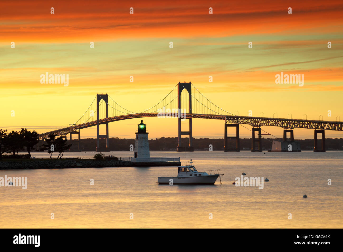 Geografia / viaggi, USA, Rhode Island, Newport, nuovo porto Luce (1824 ), e Claiborne Pell Newport Bridge al tramonto, Newport, Rhode Island, STATI UNITI D'AMERICA, Additional-Rights-Clearance-Info-Not-Available Foto Stock