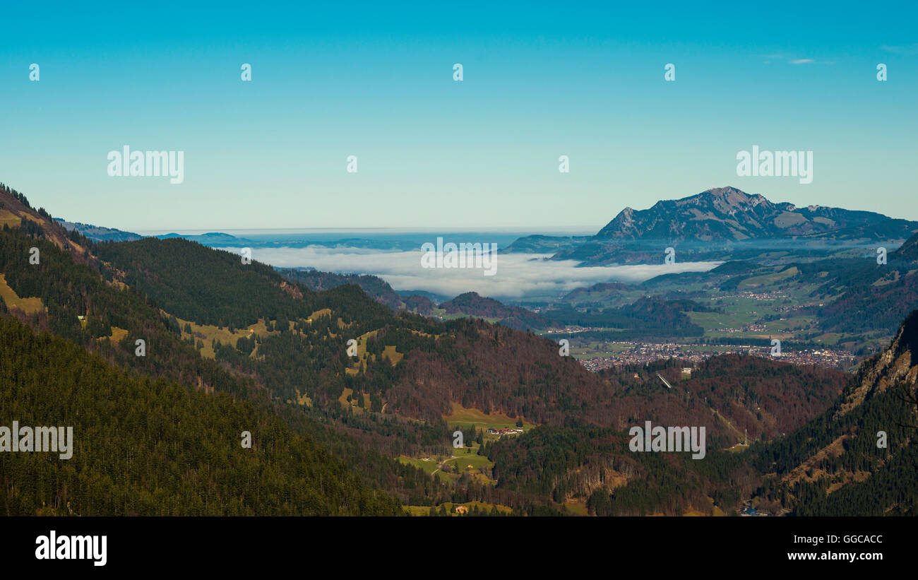 Geografia / viaggi, in Germania, in Baviera, Stillach Valley vicino a Oberstdorf, con la Grünten dietro, Additional-Rights-Clearance-Info-Not-Available Foto Stock