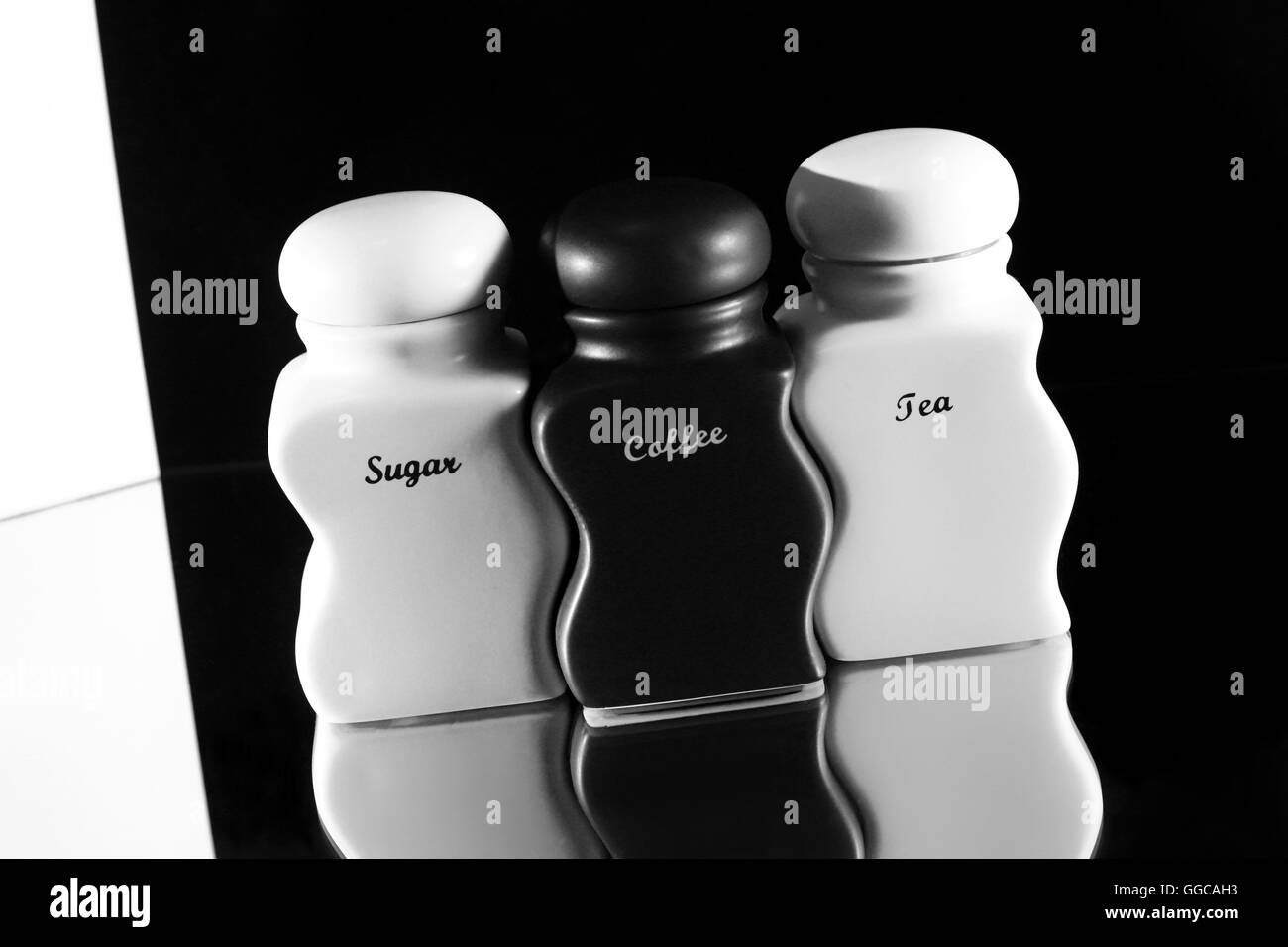 Capacità per il condimento spezie - zucchero, caffè, tè un set su un nero e sfondo bianco. Foto Stock
