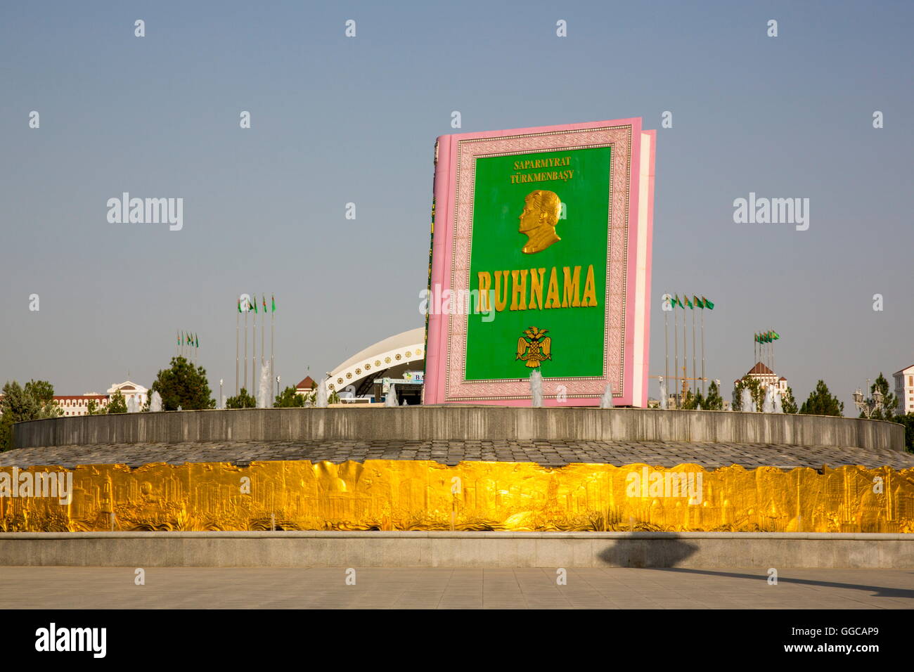 Geografia / viaggi, Turkmenistan, Aşgabat, monumento per Ruhnama, il libro del Presidente Saparmurat Niyazov Additional-Rights-Clearance-Info-Not-Available Foto Stock