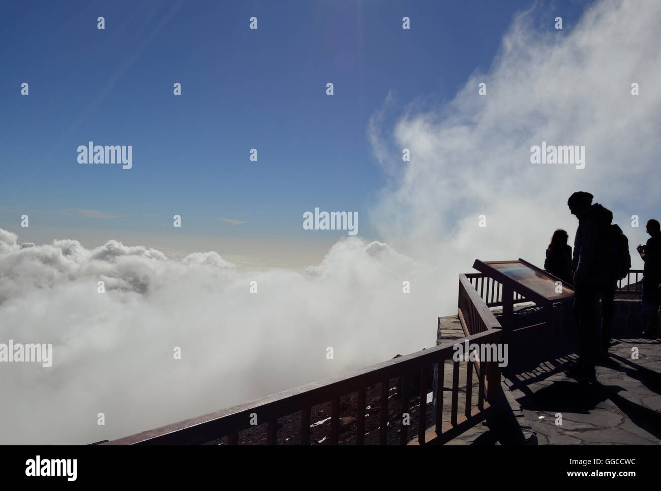 L'uomo sulla montagna vulcanica di El Teide Tenerife con cielo blu con nuvole Foto Stock