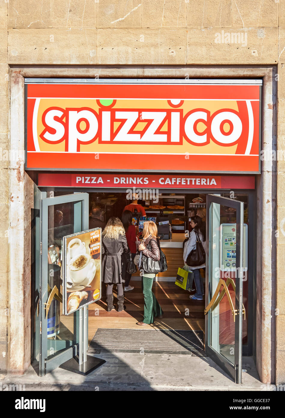 Ingresso di un Spizzico fast-service pizza outlet di Firenze, Toscana, Italia, con i clienti e il personale. Foto Stock