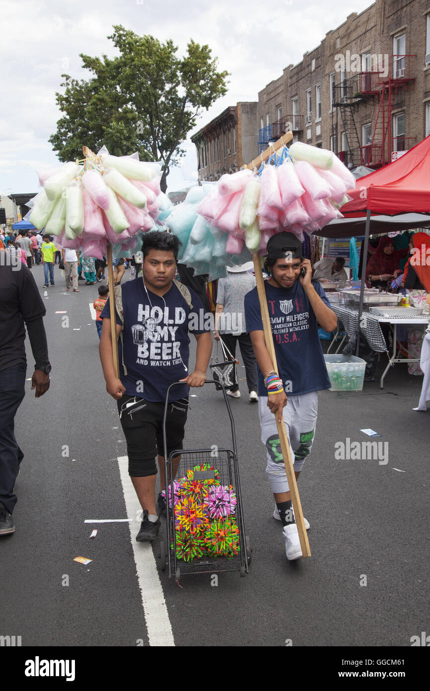 Fiera di strada in 'Piccolo Bangladesh " comunità su Mc Donald Avenue nel quartiere Kensington di Brooklyn, New York. Foto Stock