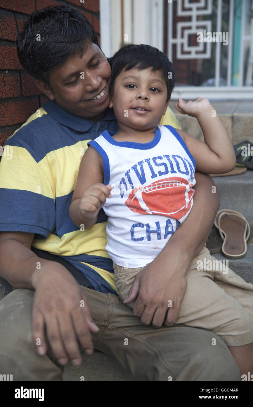 3 anno di età del Bangladesh ragazzo americano con papà per il suo terzo compleanno di Brooklyn, NY Foto Stock