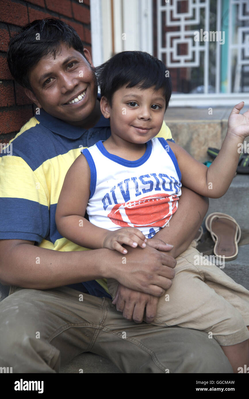 3 anno di età del Bangladesh ragazzo americano con papà per il suo terzo compleanno di Brooklyn, NY Foto Stock