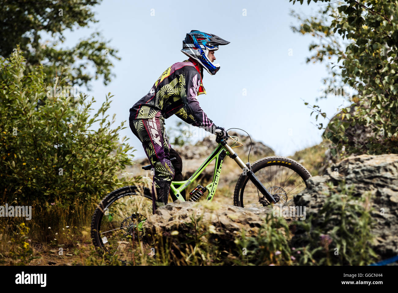 Closeup atleta extreme racer bike durante il campionato nazionale in discesa Foto Stock