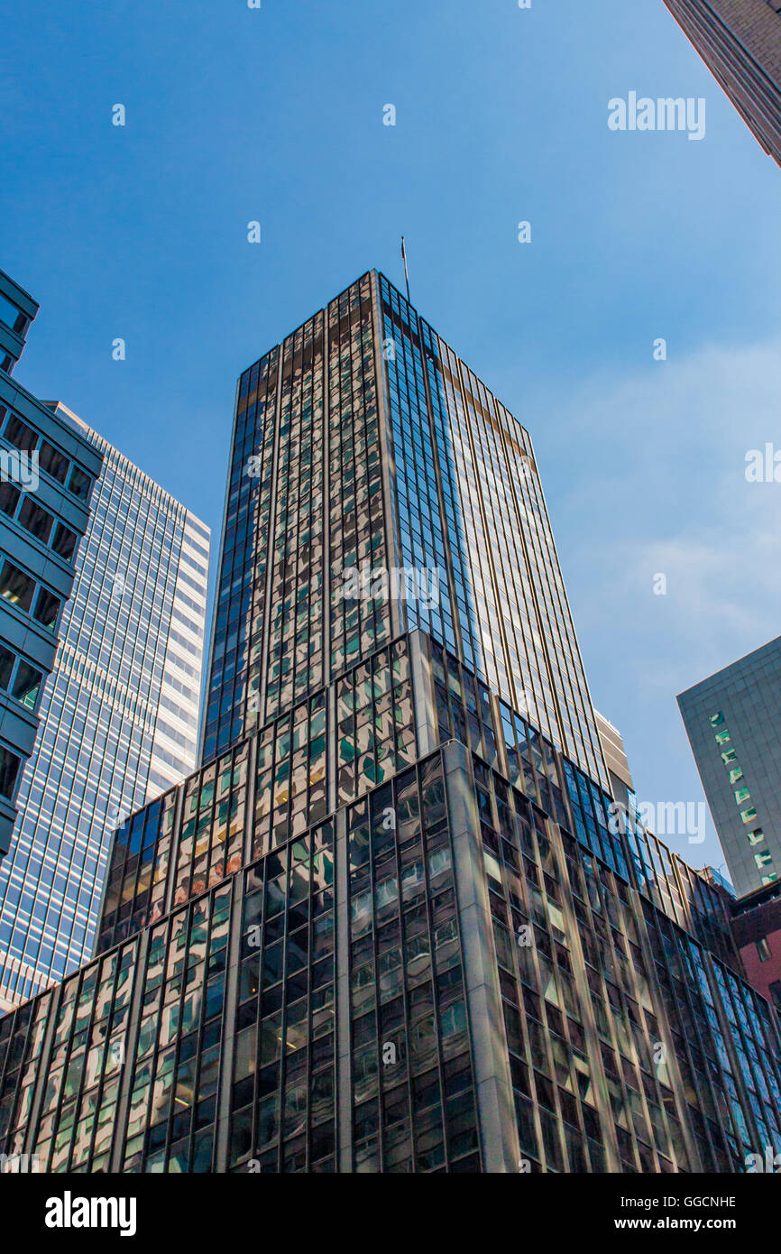 Vista al grattacielo moderno nella città di New York Foto Stock