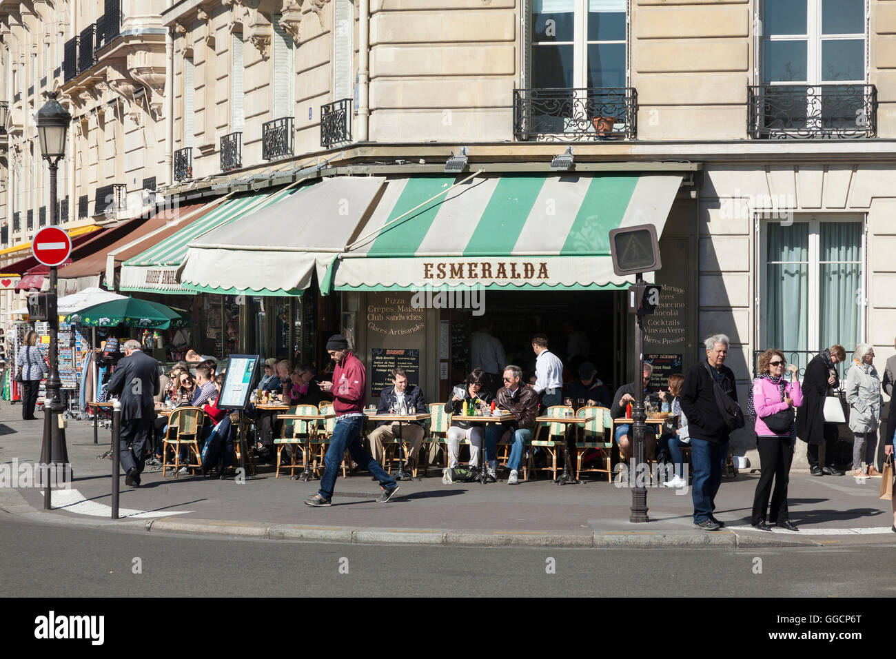 La vita notturna di Parigi Foto Stock