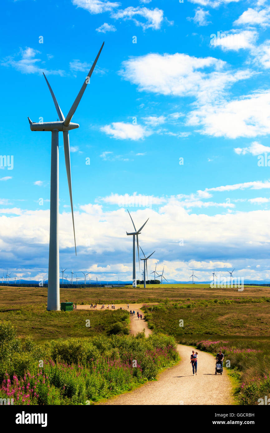 I turisti che visitano Whitelee wind farm vicino Eaglesham, Glasgow, Scotland, Regno Unito Foto Stock