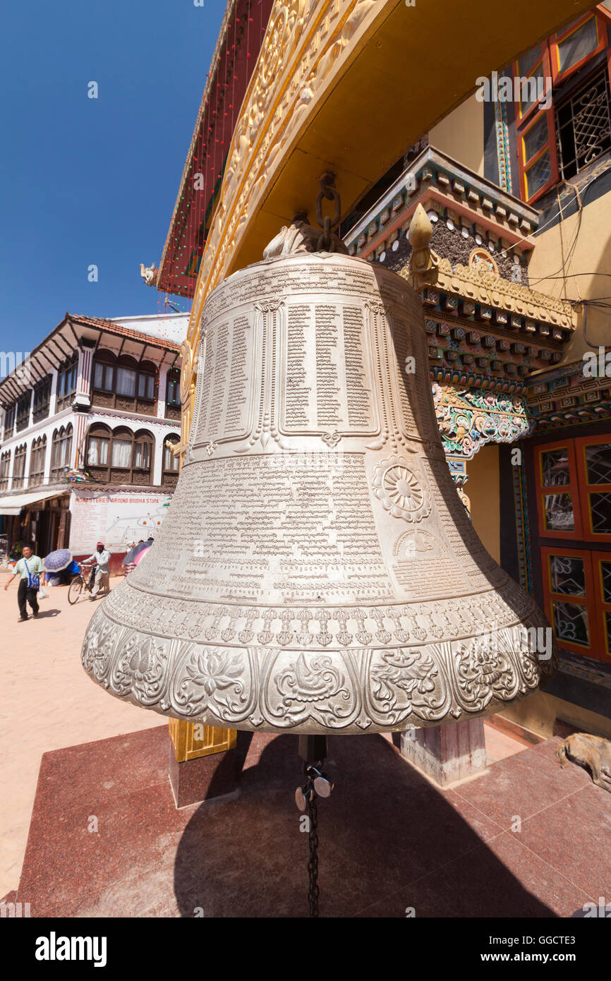 Il Guru Lhakhang Tamang Gompa tempio buddista con la preghiera gigante campana, Bouddhanath, Kathmandu, Nepal Foto Stock