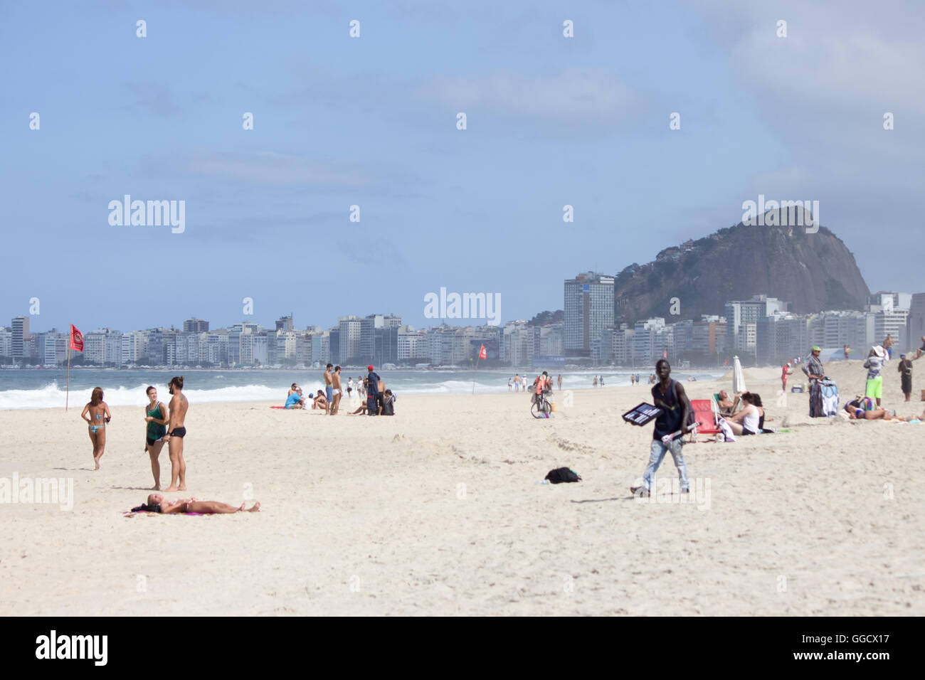 Il Brasile, Rio de Janeiro, la vita sulla spiaggia di Copacabana Foto Stock