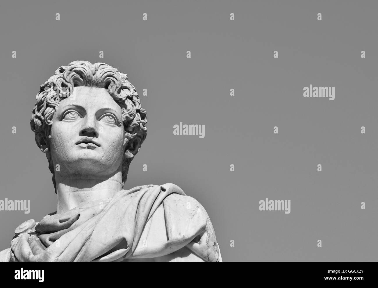 Antica statua in marmo di Dioskouri alla sommità della monumentale balaustra in Campidoglio, Roma (B/W) Foto Stock