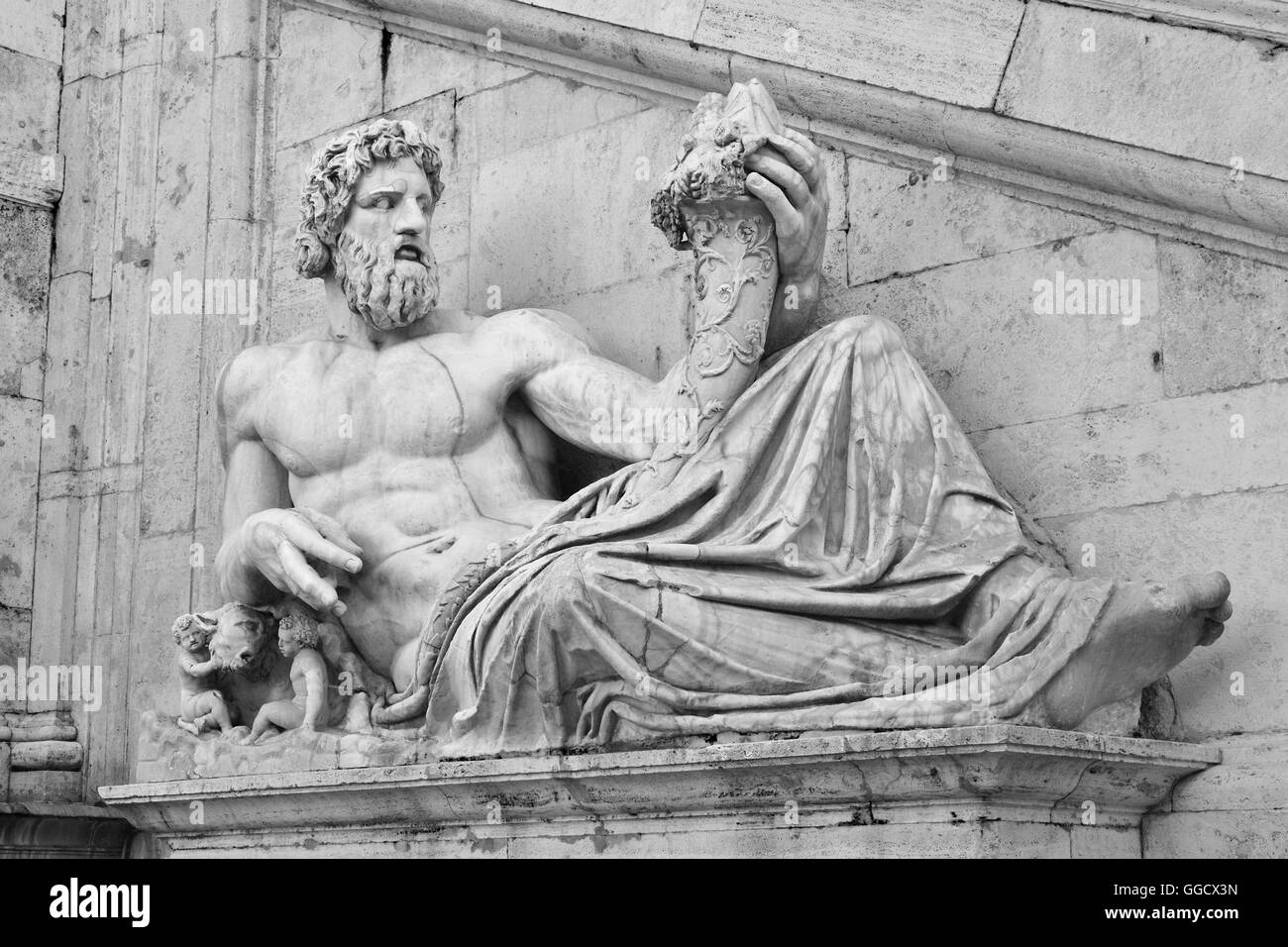 Fiume Tevere Dio monumentale statua di Romolo e Remo in Campidoglio Square, Roma (B/W) Foto Stock