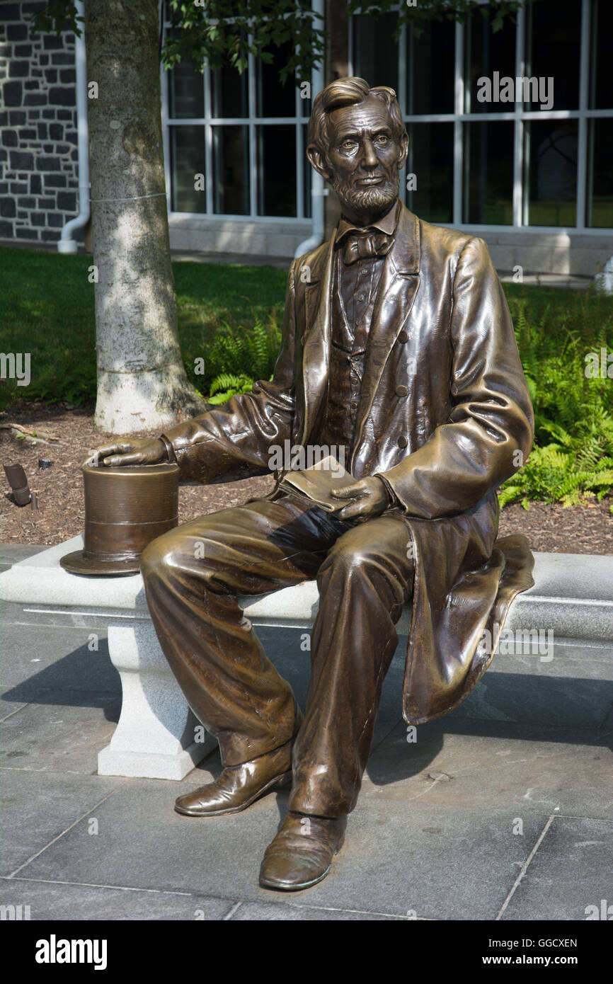 Statua in bronzo del presidente Abraham Lincoln presso il Museo e Centro Visitatori di Gettysburg National Militiary Park, Pennsylvania, STATI UNITI D'AMERICA Foto Stock