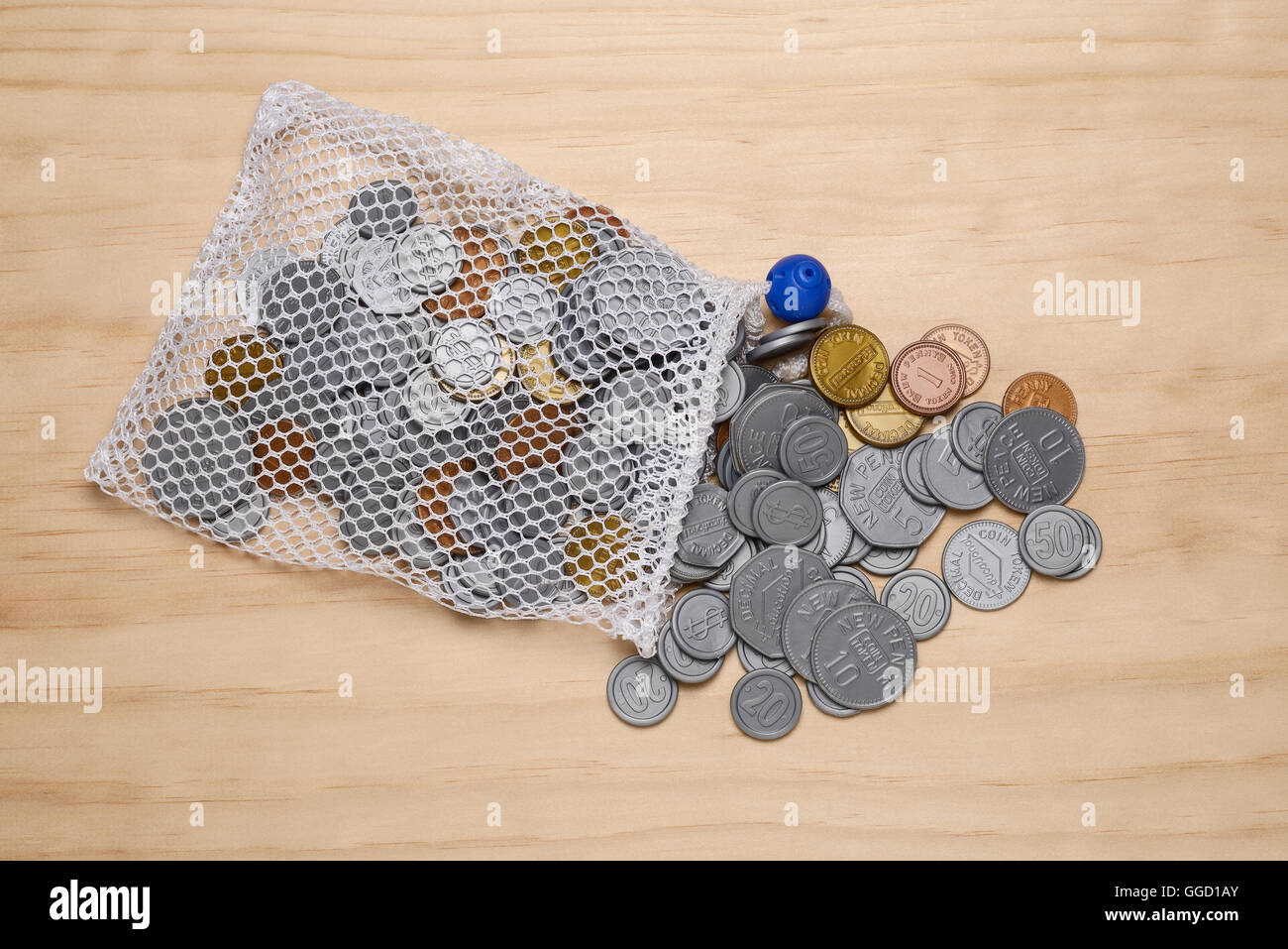 Un sacchetto di plastica giocattolo sterlina britannica delle monete in euro Foto Stock