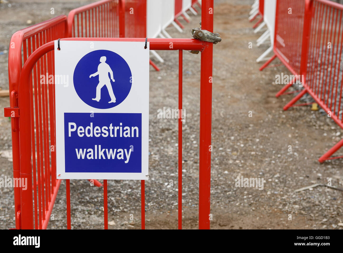 Passaggio pedonale firmare e barriere su un Regno Unito sito in costruzione Foto Stock