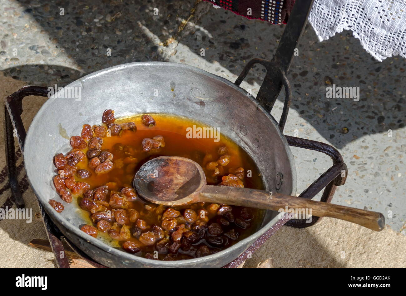 Festa della ciliegia di frutta in Kyustendil, dimostrazione la loro produzione di marmellata, Bulgaria Foto Stock
