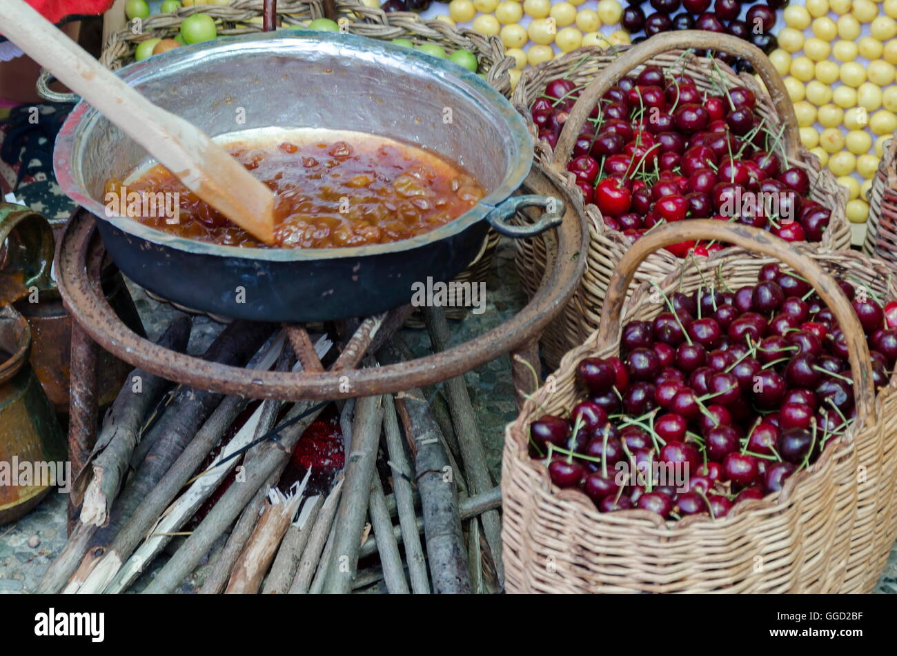 Festa della ciliegia di frutta in Kyustendil, dimostrazione la loro produzione di marmellate e frutta cruda, Bulgaria Foto Stock