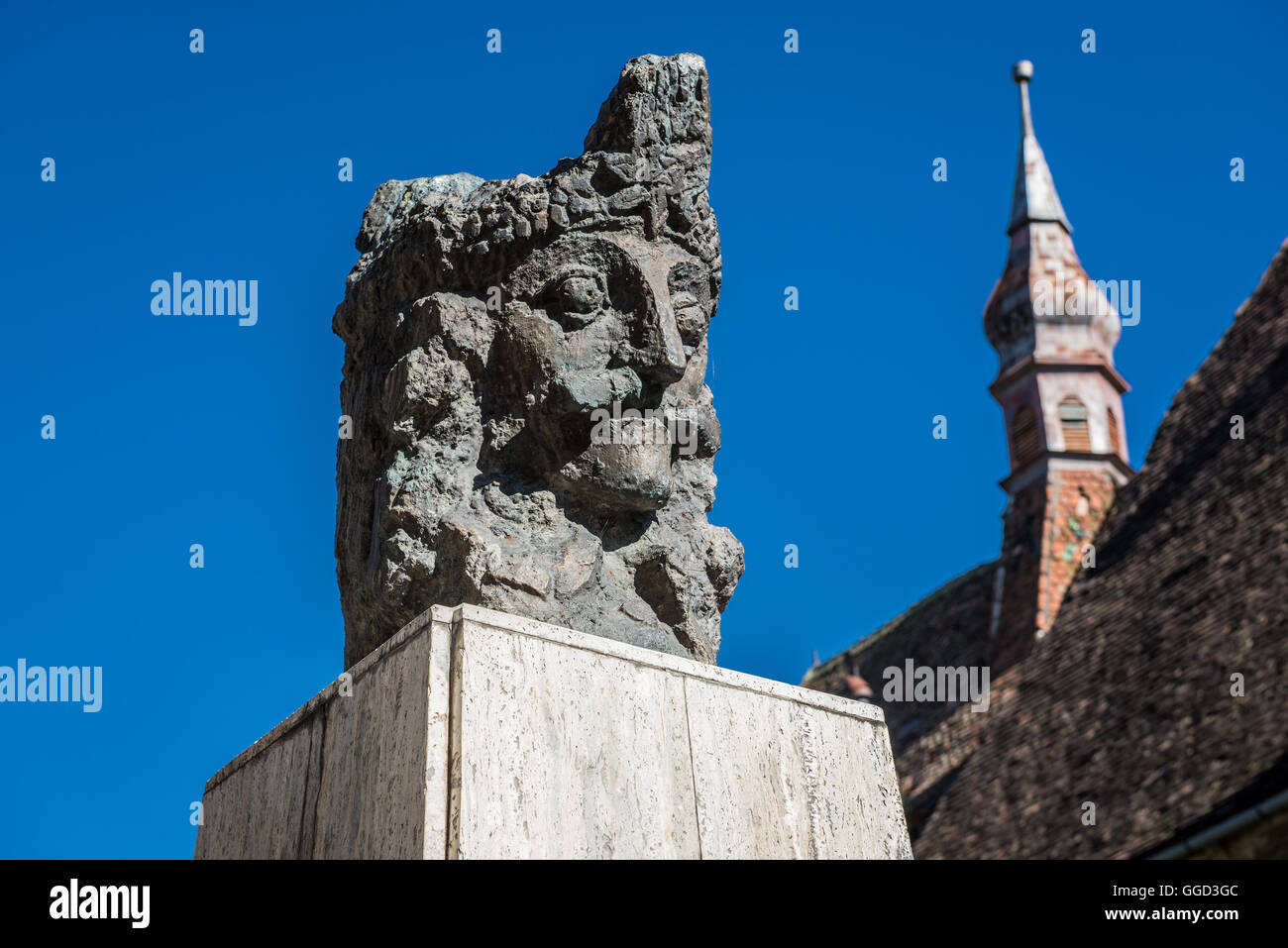Vlad l'Impalatore (Vlad Dracula) busto di fronte alla chiesa del monastero domenicano nel centro storico di Sighisoara, Romania Foto Stock