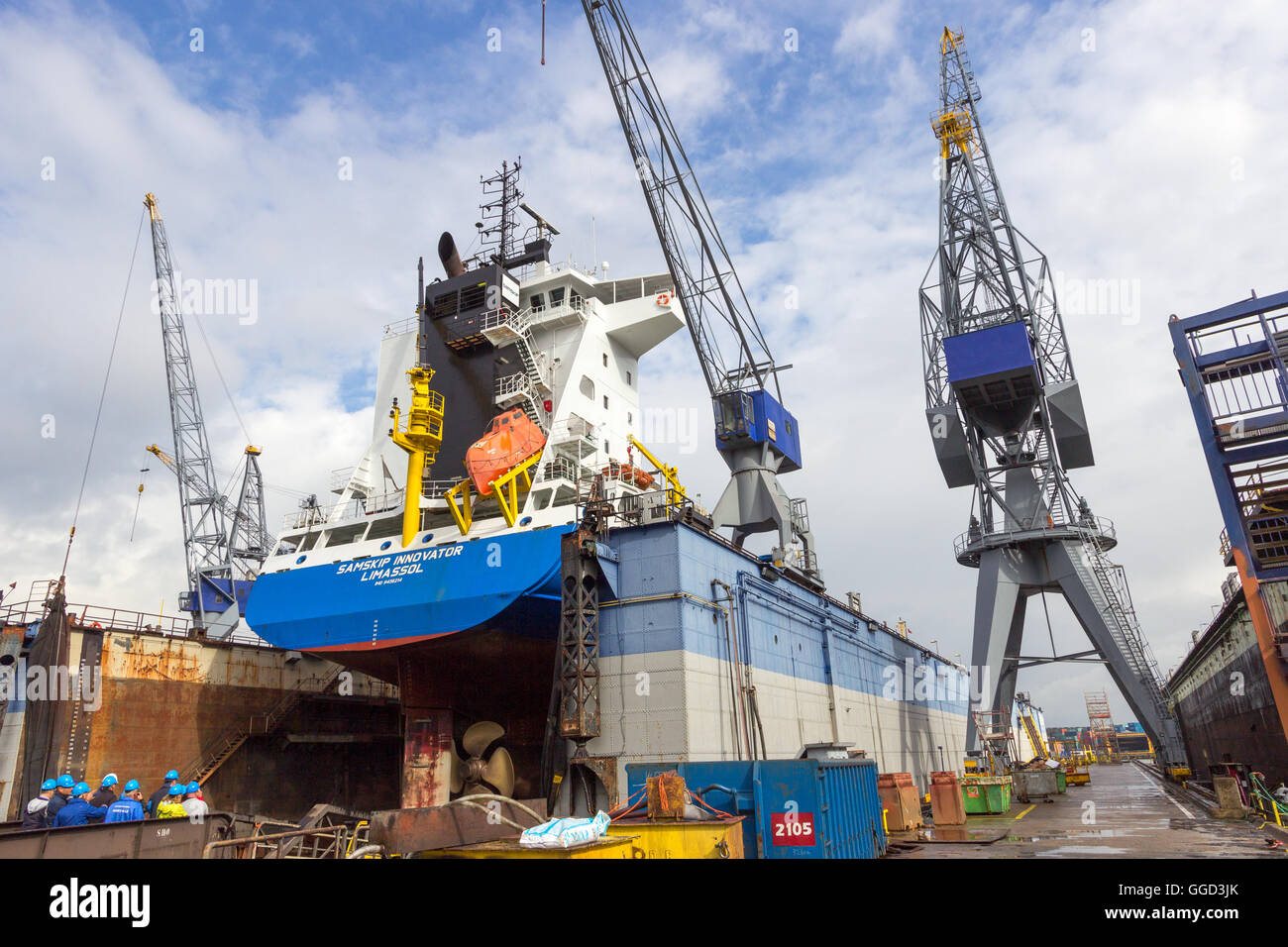 Contenitore nave in un dock per la riparazione Foto Stock