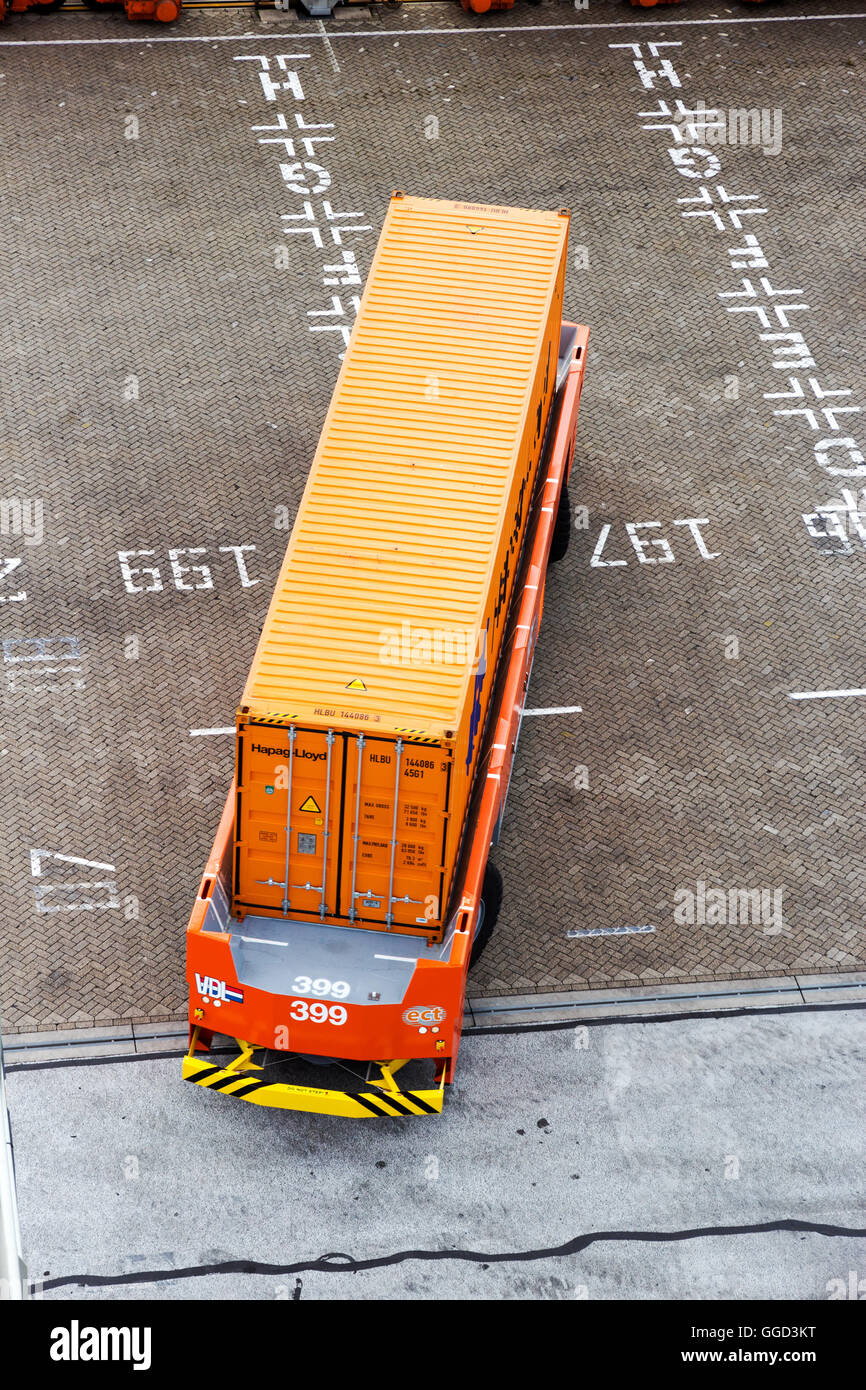 Unmanned automatizzato veicolo guidato con un container nel porto di Rotterdam Foto Stock